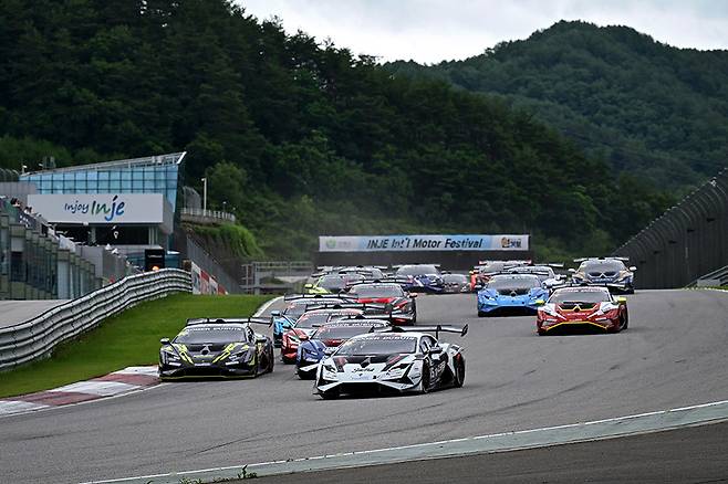 LSTA 4라운드 레이스 1의 스타트 장면. 사진: 김학수 기자