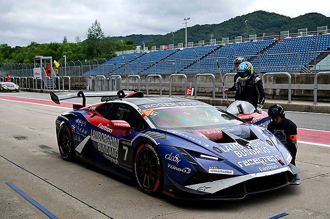 피트 스탑 상황에서 드라이버 교체 중인 람보르기니 분당 by 레이스그래프. 사진: 김학수 기자