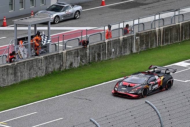 LSTA 4라운드 레이스 1의 전체 및 프로 1위는 조나단 체코토와 개빈 황의 것이었다. 사진: 김학수 기자