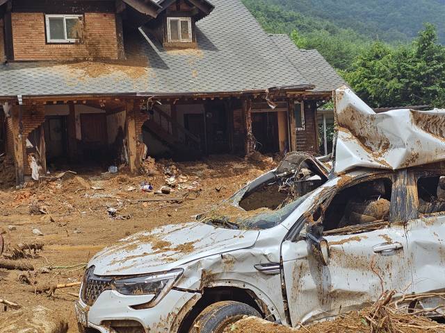 경남 산청군 산청읍 내리마을의 한 주택이 산사태로 무너진 모습. 이 주택에서는 2명의 사망자가 발생했다. 박종완 기자