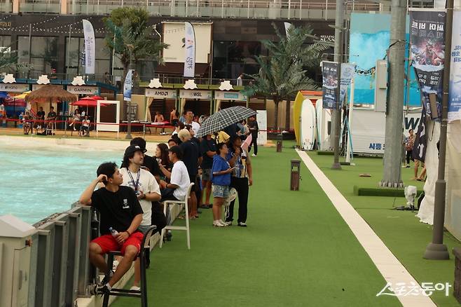 전광판에 올라온 경기 결과를 확인하는 관람객들. 사진제공｜시흥시