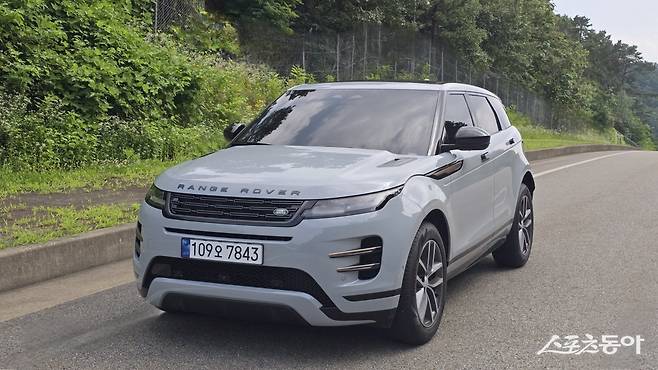 뉴 레인지로버 이보크는 최고의 오프로드 역량,  도심 주행에서의 편리함과 민첩성,  럭셔리한 승차감까지, 컴팩트 SUV 세그먼트에서는 경쟁 상대가 없는 상품성을 갖췄다. 원성열 기자 serenowon@gmail.com