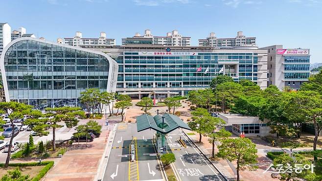 오산시(시장 이권재)가 시민들의 지속적인 요구에 따라 성남 야탑행 광역버스 증차를 전격 단행하며 대중교통 여건 개선에 속도를 내고 있다(오산시청 전경). 사진제공｜오산시