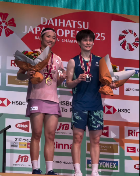 안세영(왼쪽)이 20일 일본 도쿄 메트로폴리탄체육관에서 벌어진 왕즈이와 일본오픈 마지막 날 여자단식 결승에서 게임스코어 2-0으로 이긴 뒤 시상대에 올라 우승을 자축하고 있다. 올해 출전한 7차례 세계대회에서 6차례나 금메달을 따내는 기염을 토했다. 사진출처│BWF 인스타그램
