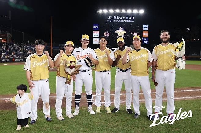 올스타전에서 동료들과 함께 사진을 찍은 플로리얼(오른쪽에서 세번째). 한화 이글스 제공