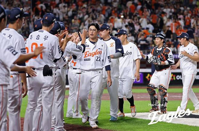 한화 선숙들이 승리 세리머니를 하고 있다. 한화 이글스 제공