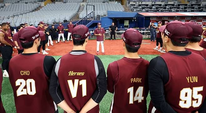 설종진 키움 감독대행이 지난 15일 서울 구로구 고척스카이돔에서 선수단과 훈련에 앞서 첫 인사를 하고 있다. 연합뉴스