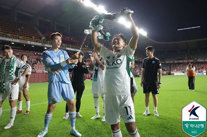 전북 이승우가 지난 19일 포항스틸야드에서 열린 K리그1 22라운드 포항 스틸러스 원정에서 3-2 역전승을 거둔 뒤 팀 동료 송범근의 물 세례를 받고 있다. 프로축구연맹 제공