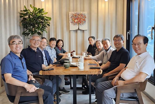 7월 19일 임시 이사회에서 시니어 아카데미의 CI작업으로 타 단체와의 차별화된 이미지를 구축 방안을 협의하는 모습