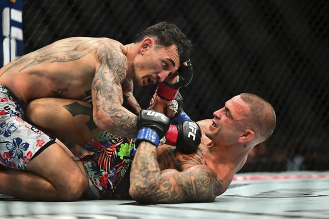 맥스 할로웨이(위)가 쓰러진 더스틴 포이리에에게 주먹을 날리고 있다. AP 연합뉴스