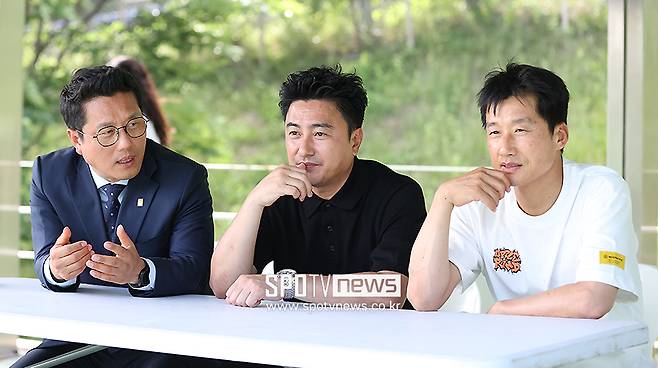 ▲ 박한동 한국대학축구연맹 회장 안정환 총괄 디렉터 이정효 감독 ⓒ곽혜미 기자