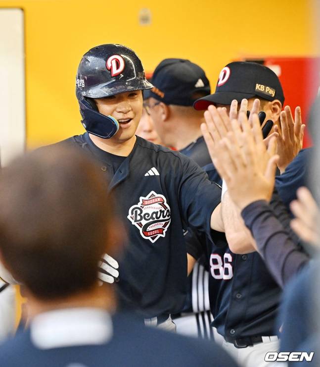 두산 김재환이 19일 SSG전 2회초 선제 솔로 홈런을 터뜨린 뒤 더그아웃에서 동료들의 환영을 받고 있다.