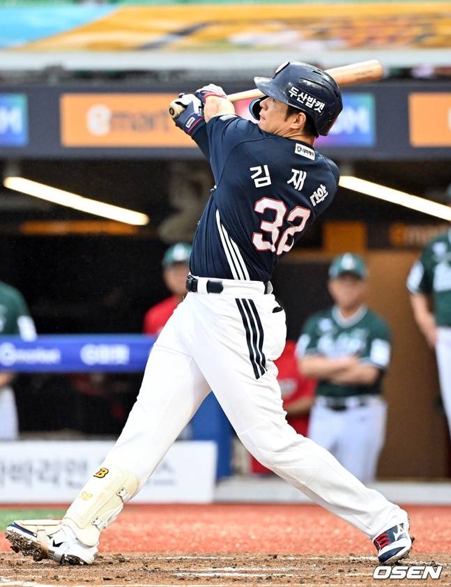 2회초 솔로포를 날리고 있는 김재환.