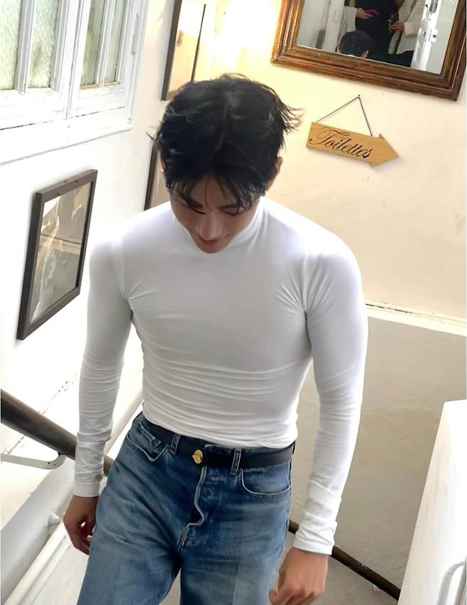 방탄소년단 뷔, '더위 속에서도 매력적으로 빛나는 남자 아이돌'