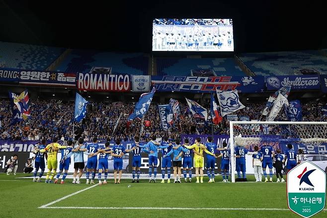 지난달 1일 수원월드컵경기장에서 열린 부천FC전 승리 후 선수단과 함께 승리 세리머니를 하고 있는 수원 삼성 서포터스. /사진=한국프로축구연맹 제공