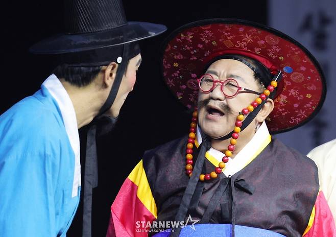 (서울=뉴스1) 권현진 기자 = 개그맨 이용식(오른쪽)이 30일 오후 서울 노원구 서울과학기술대학교 체육관에서 열린 ‘2024 연희마당놀이 방자전’에서 열연을 펼치고 있다. (노원구 제공) 2024.8.30/뉴스1  Copyright (C) 뉴스1. All rights reserved. 무단 전재 및 재배포,  AI학습 이용 금지. /사진=(서울=뉴스1) 권현진 기자