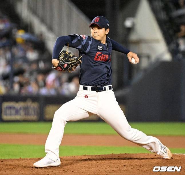 19일 경기에 나선 홍민기의 모습.