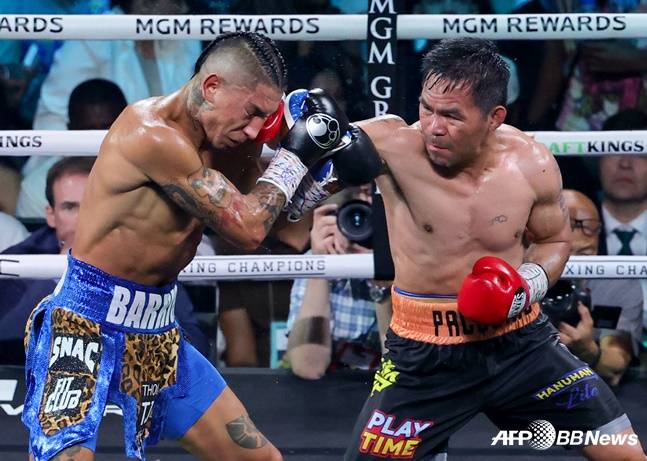 매니 파퀴아오(오른쪽)가 20일 WBC 웰터급 타이틀전에서 바리오스에게 펀치를 날리고 있다. /AFPBBNews=뉴스1