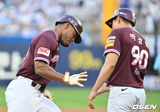 홈런을 터뜨린 스톤(왼쪽)이 박정음 코치와 하이파이브를 하고 있다.