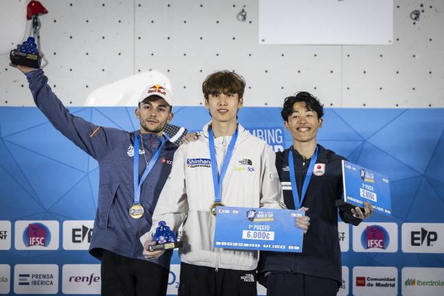 이도현(가운데)이 20일 IFSC 월드컵 12차 대회 남자부 리드에서 우승을 차지하고 함께 수상대에 오른 선수들과 기념촬영을 하고 있다. /사진=대한산악연맹 제공