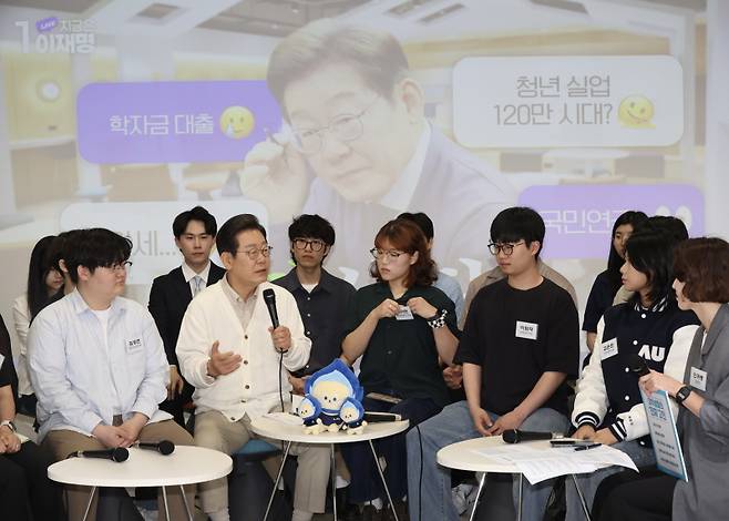 청년의 좌절은 개인 문제에 그치지 않기 때문에 좀 더 적극적인 정책적 지원이 필요하다. 사진은 대선 기간 대학생과의 간담회에서 발언하고 있는 이재명 대통령. [사진 | 뉴시스]