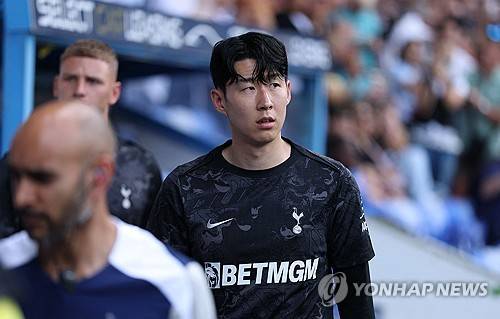 토트넘 홋스퍼의 주장 손흥민이 프리시즌 첫 경기를 소화했다. 아직 몸이 완전히 풀리지 않은 손흥민은 과거 설기현이 활약하기도 했던 잉글랜드 리그 원(3부리그) 소속 레딩을 상대로 후반전에 교체 투입돼 45분간 활약하며 팀의 2-0 승리에 힘을 보탰다. 손흥민은 공격포인트를 올리지 못했으나, 토트넘은 초신성 루카 부슈코비치의 활약을 앞세워 승리를 따냈다. 사진 연합뉴스