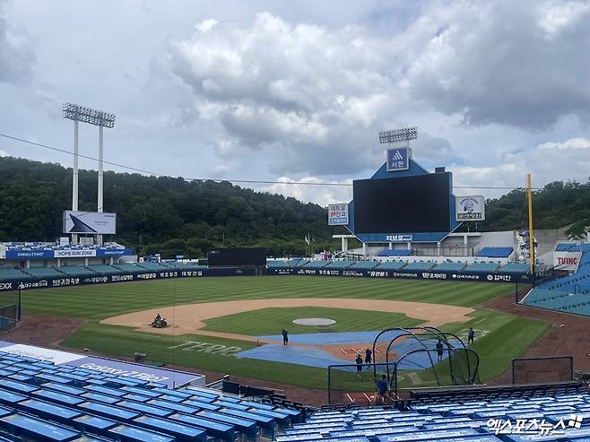 20일 삼성 라이온즈와 키움 히어로즈의 경기가 예정된 대구 삼성라이온즈파크에서 그라운드 정비 작업이 이뤄지고 있다. 대구, 최원영 기자