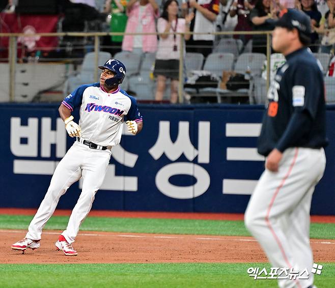 키움 히어로즈 스톤 개랫이 올해 정규시즌 경기에서 1루에 출루해 있다. 엑스포츠뉴스 DB