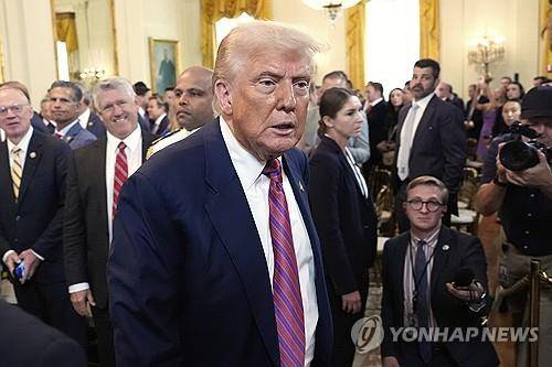 지난 18일 백악관서 법안 서명 행사 마친 트럼프 미국 대통령 [워싱턴 AP=연합뉴스. 재판매 및 DB금지]