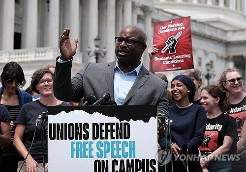 연설하는 자말 보먼 전 연방하원의원 [AFP 연합뉴스 자료사진. 재판매 및 DB 금지]
