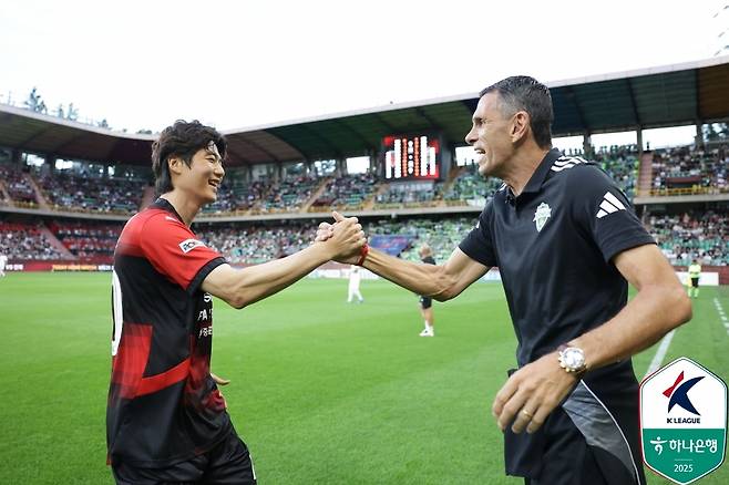 거스 포옛 전북 감독과 반갑게 인사하는 포항 기성용(오른쪽). [한국프로축구연맹 제공. 재판매 및 DB 금지]