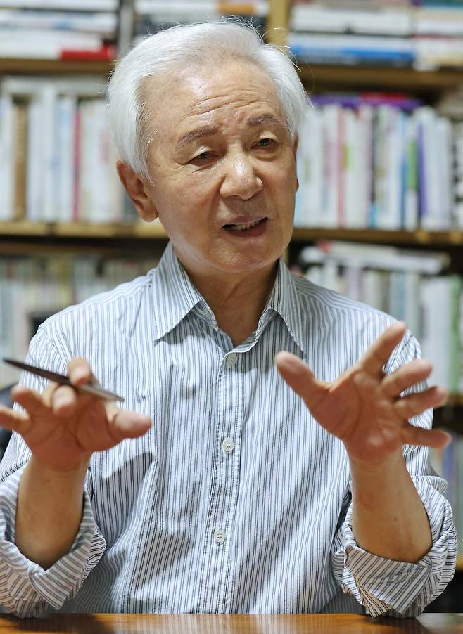 인터뷰하는 김홍신 작가 (서울=연합뉴스) 이재희 기자 = 최근 시집 '그냥 살자'를 출간한 김홍신 작가가 지난 17일 서울 서초구 자택에서 연합뉴스와 인터뷰를 하고 있다. 2025.7.20 scape@yna.co.kr