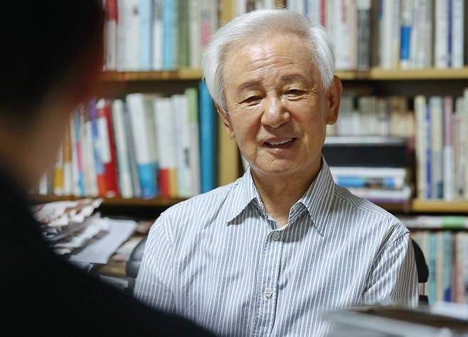 인터뷰하는 김홍신 작가 (서울=연합뉴스) 이재희 기자 = 최근 시집 '그냥 살자'를 출간한 김홍신 작가가 지난 17일 서울 서초구 자택에서 연합뉴스와 인터뷰를 하고 있다. 2025.7.20 scape@yna.co.kr