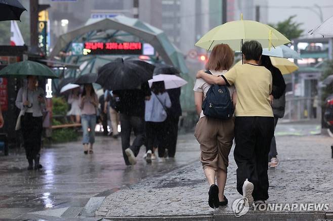 비 내리는 서울 (서울=연합뉴스) 이진욱 기자 = 비가 내리는 16일 서울 강남역 부근도로에서 시민들이 이동하고 있다. 이날 기상청은 중부지방과 호남을 중심으로 많은 비를 예보했다. 2025.7.16 cityboy@yna.co.kr
