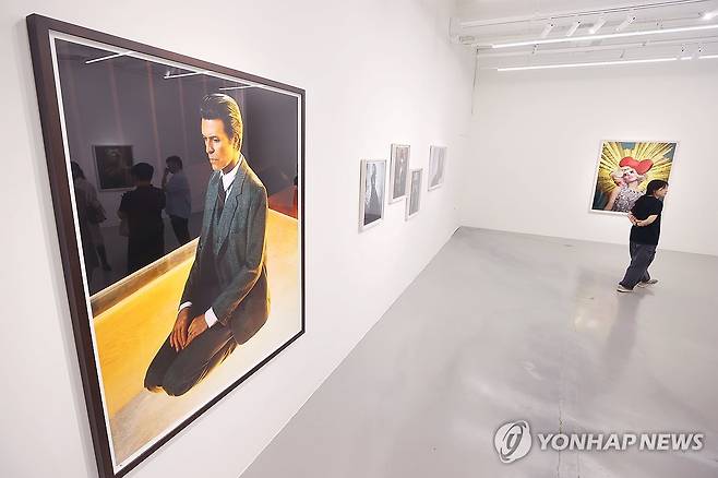 데이비드 보위 서거 10주기 사진전 (서울=연합뉴스) 진연수 기자 = 15일 오후 서울 용산구 박여숙화랑에서 열린 사진작가 마르쿠스 클링코의 프로젝트 사진전 '아이콘들: 데이비드 보위 서거 10주기를 기리며, 그리고 그 너머'에서 참석자들이 전시를 둘러보고 있다.