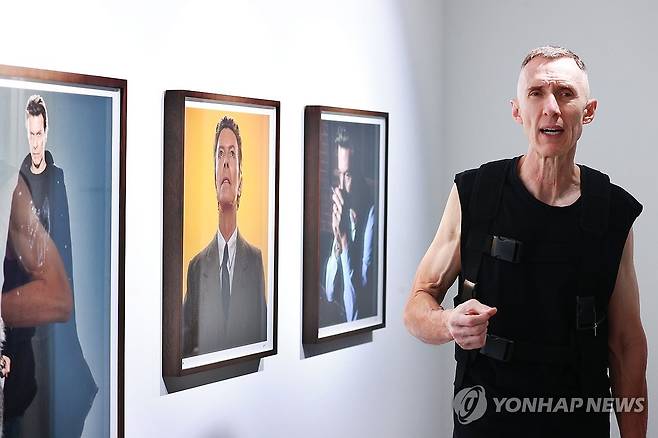 작품 설명하는 마르쿠스 클링코 (서울=연합뉴스) 진연수 기자 = 사진작가 마르쿠스 클링코가 15일 오후 서울 용산구 박여숙화랑에서 열린 국내 첫 개인전 '아이콘들: 데이비드 보위 서거 10주기를 기리며, 그리고 그 너머'에서 작품을 소개하고 있다.