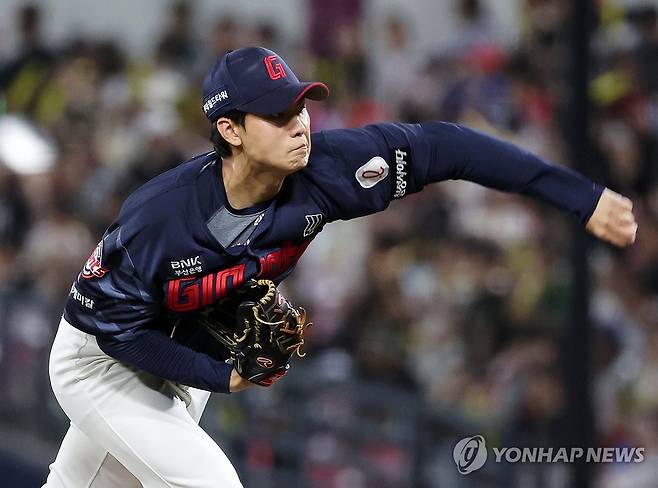 투구하는 홍민기 (광주=연합뉴스) 조남수 기자 = 6일 광주 기아챔피언스필드에서 열린 프로야구 롯데 자이언츠와 KIA 타이거즈의 경기. 롯데 홍민기가 8회에 투구하고 있다. 2025.7.6 iso64@yna.co.kr