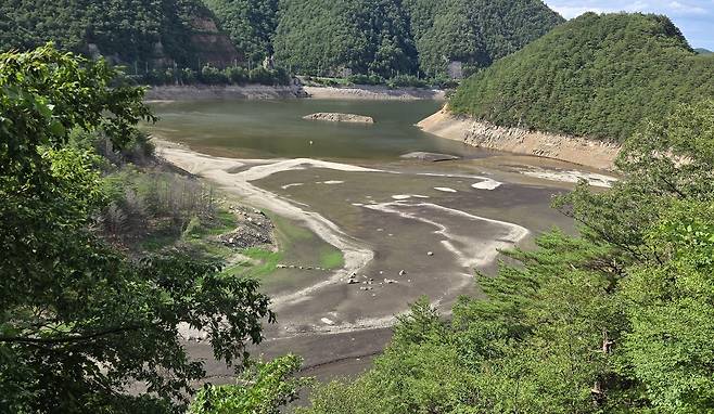 비가 왔지만, 맨땅 그대로 드러난 오봉저수지 [촬영 유형재]