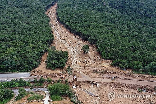 산청 산사태 여파 (산청=연합뉴스) 김동민 기자 = 20일 오전 경남 산청군 신안면 산청대로 구간에 전날 발생한 호우·산사태로 토사가 쏟아져 복구 작업이 진행 중이다. 2025.7.20 image@yna.co.kr