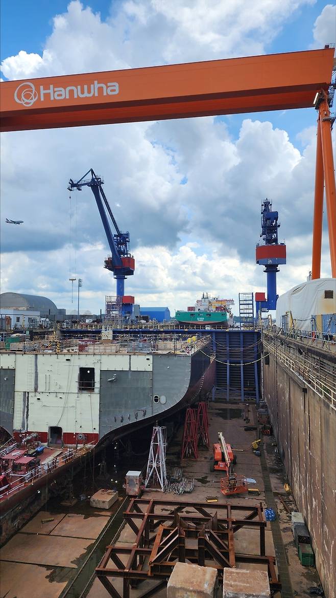 미국 필라델피아의 한화 필리조선소 선박 건조 도크 (필라델피아=연합뉴스) 박성민 특파원 = 지난 16일(현지시간) 오후 미국 펜실베이니아주 필라델피아의 한화 필리조선소의 선박 건조용 4번 도크의 모습. 멀리 진수(進水)가 이뤄지는 대형 해양풍력지원선(SRIV)이 보인다. 2025.7.16. min22@yna.co.kr