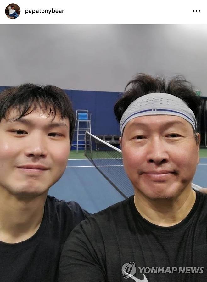 최태원 SK 회장과 아들 인근 씨 [최태원 회장 SNS 캡처. 재판매 및 DB 금지]