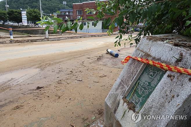 집중호우에 떠밀려온 교량 표지석 [촬영 박정헌]