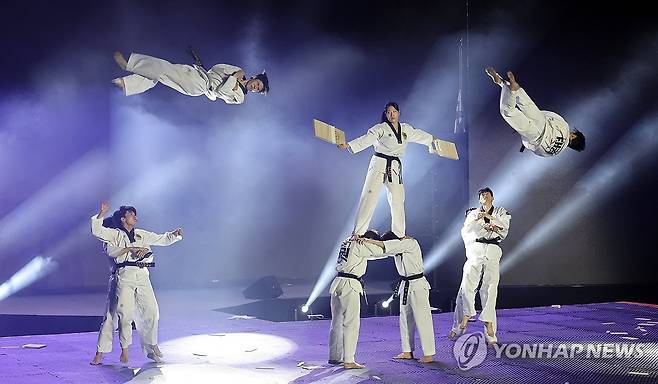 지난 8일 세계태권도문화축제 환영 '격파 시범' [연합뉴스 자료사진]