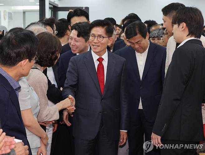 당 대표 출마선언 위해 입장하는 김문수 (서울=연합뉴스) 김주형 기자 = 국민의힘 김문수 전 대선후보가 20일 서울 여의도 당사에서 당 대표 출마선언을 위해 입장하고 있다. 2025.7.20 kjhpress@yna.co.kr