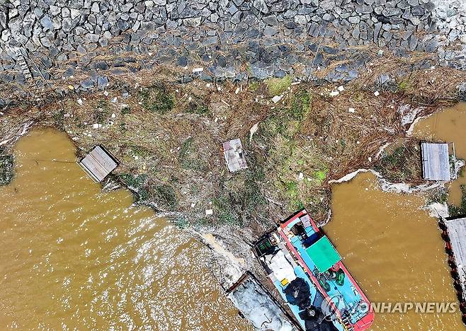 영산강 하구, 수해 쓰레기에 몸살 (목포=연합뉴스) 정다움 기자 = 20일 오후 전남 목포시 상동 영산강 하굿둑 인근 강 수면에 최근 내린 폭우로 흘러온 쓰레기와 부유물이 떠 있다. 2025.7.20 daum@yna.co.kr