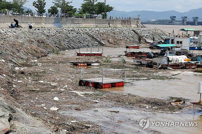 영산강 하구로 몰려온 쓰레기 (목포=연합뉴스) 정다움 기자 = 20일 오후 전남 목포시 상동 영산강 하굿둑 인근 강 수면에 최근 내린 폭우로 흘러온 쓰레기와 부유물이 떠 있다. 2025.7.20 daum@yna.co.kr