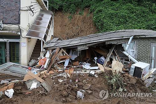 새벽 물폭탄 쏟아진 가평     (가평=연합뉴스) 임병식 기자 = 20일 오후 경기도 가평군 조종면에서 새벽 시간에 쏟아진 폭우로 산사태가 발생해 주택이 파손되어 있다. 2025.7.20
    andphotodo@yna.co.kr
