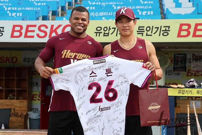 KBO리그에서 마지막 경기를 앞두고 송별 행사를 치른 스톤 개랫 [키움 히어로즈 제공. 재판매 및 DB 금지]