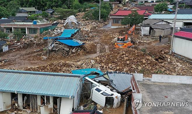 산청군 산사태·호우 피해 현장 (산청=연합뉴스) 김동민 기자 = 20일 오후 경남 산청군 산청읍 외정마을에서 전날 집중호우와 산사태 영향으로 주택이 파손되고 트럭이 전복되는 등 큰 피해가 발생했다. 2025.7.20 image@yna.co.kr