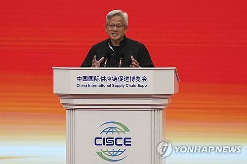 젠슨 황 엔비디아 CEO (베이징 AP=연합뉴스 자료사진) 2025년 7월 16일 베이징에서 열린 제3회 중국 국제공급망 박람회의 개막식에서 연설하는 젠슨 황 엔비디아 CEO. (AP Photo/Andy Wong) 2025.7.20.